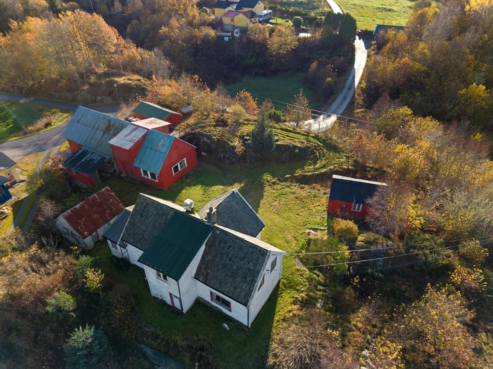Det er om lag 20 minutters kjøring til Knarvik, hvor man finner et bredt tilbud av butikker og tjenester, blant annet kjøpesenteret Knarvik Amfi. Galleribilde