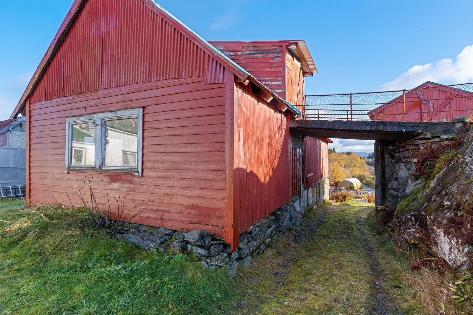Løen på eiendommen har kjørebru og stort lagringsplass. Galleribilde