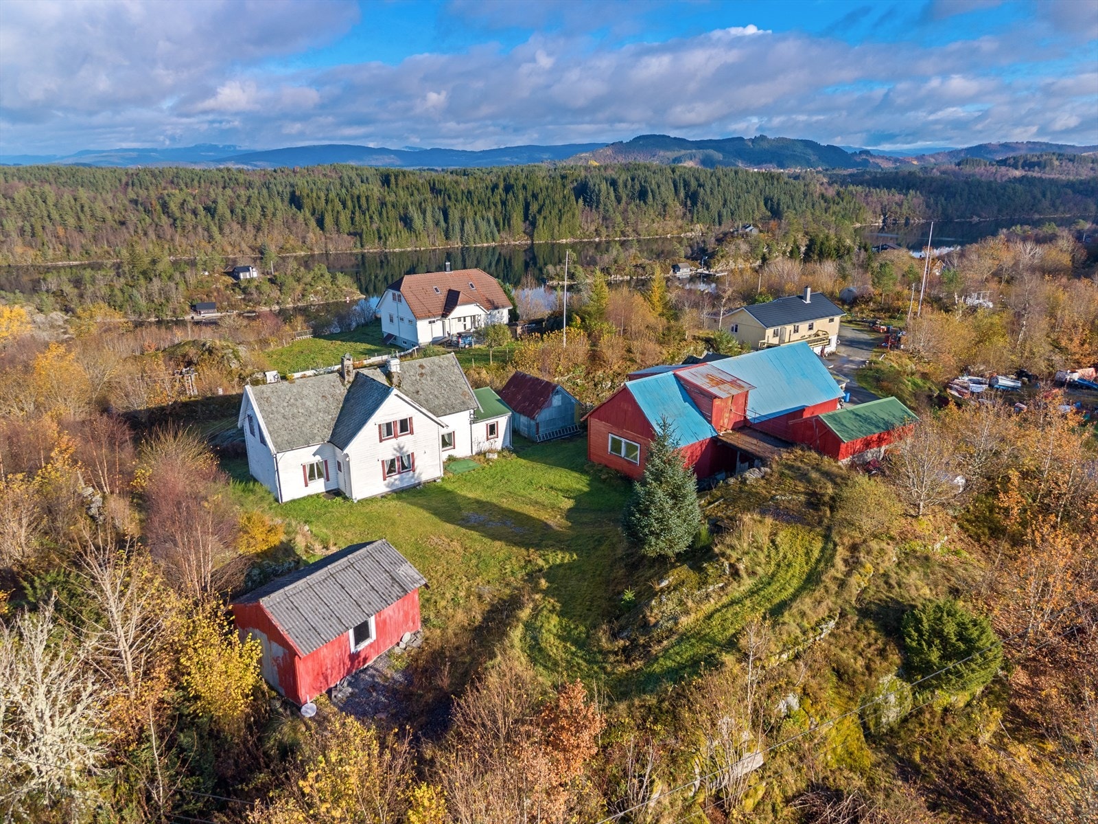Eiendommen ligger i et landlig område på Haugstad/Sletta i Alver kommune. Galleribilde