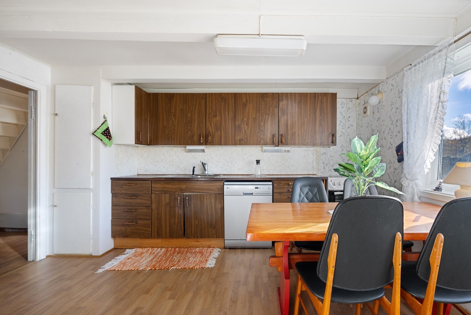 Kjøkken med god plass til spisegruppe. Galleribilde