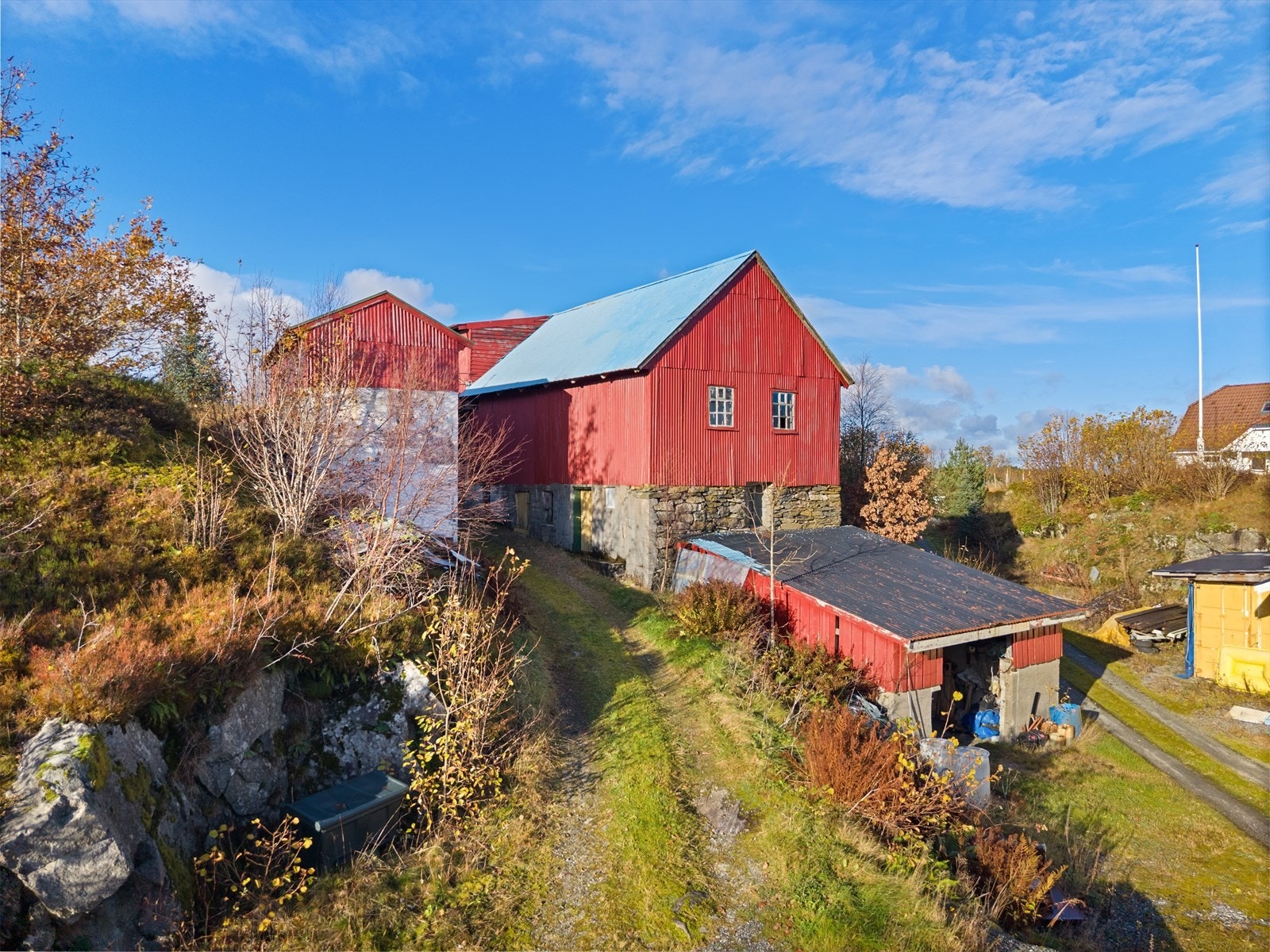 På eiendommen er det også oppført et eldre uthus og garasje. Galleribilde
