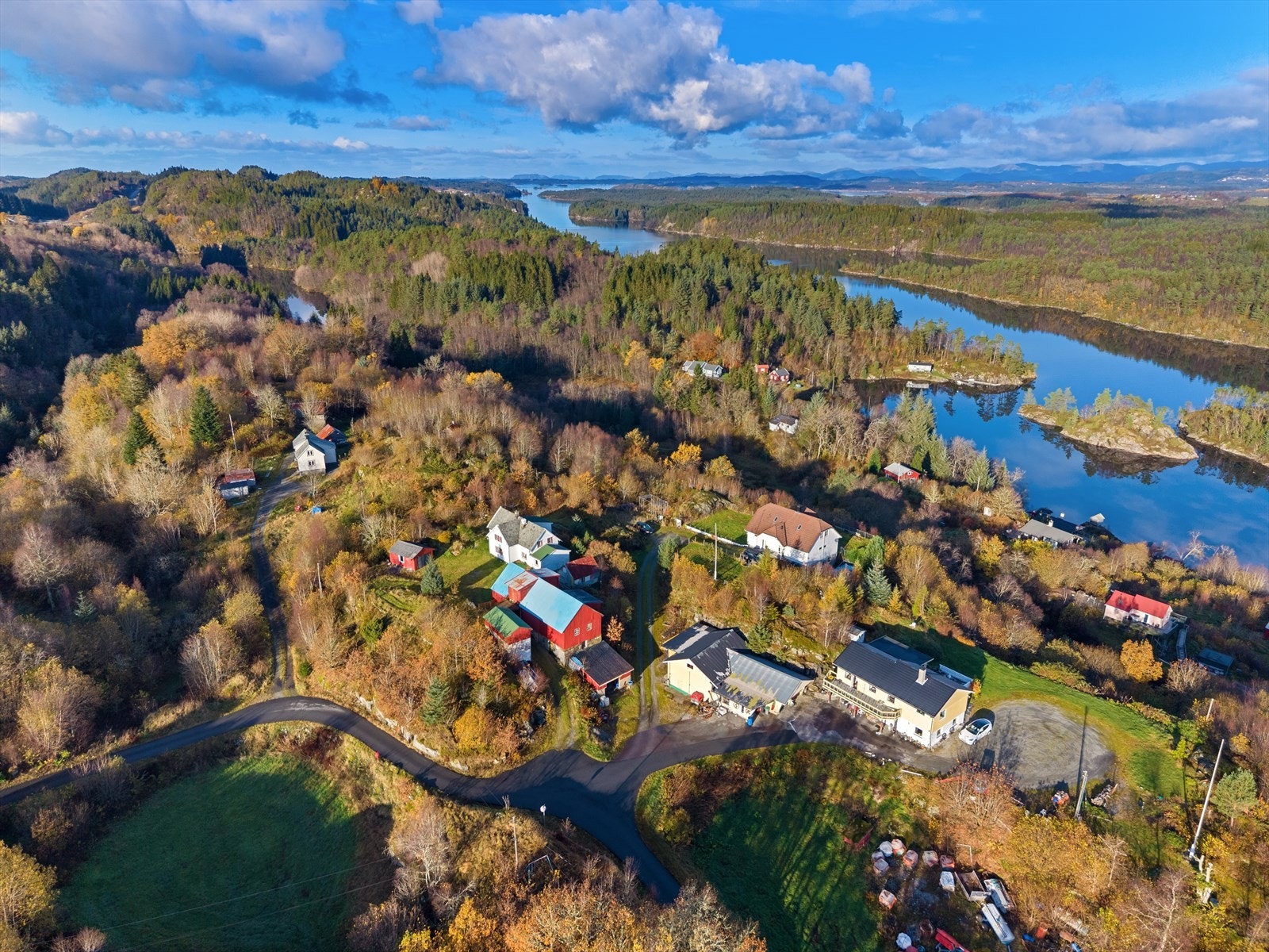 Til Manger tar det i underkant av 10 minutter med bil, og her finnes blant annet dagligvarebutikk, apotek, skoler og barnehager. Galleribilde
