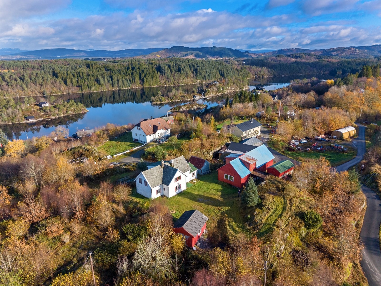 Eiendommen består av et eldre småbruk med løe, garasje og uthus. Galleribilde