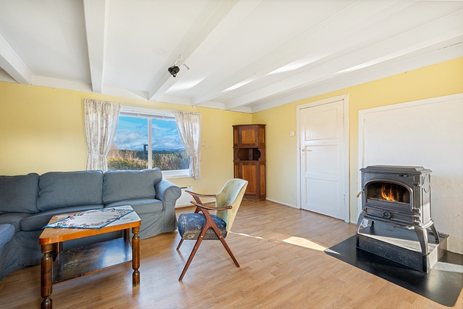 Stue med vedovn. Galleribilde