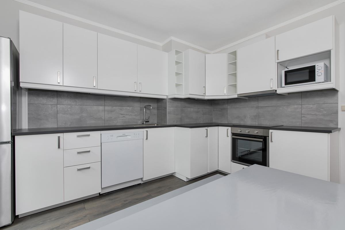 Kjøkken med hvitevarer inkludert Galleribilde