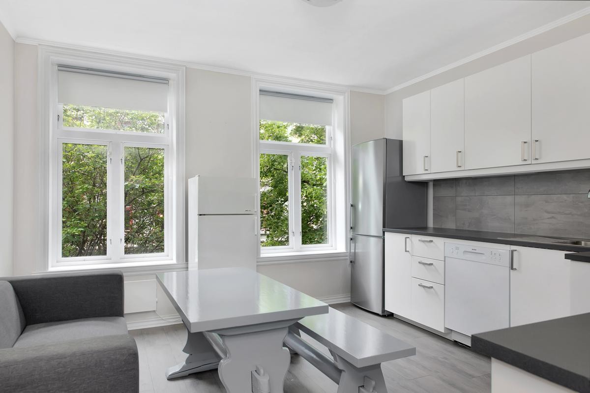 Kjøkken med hvitevarer inkludert Galleribilde