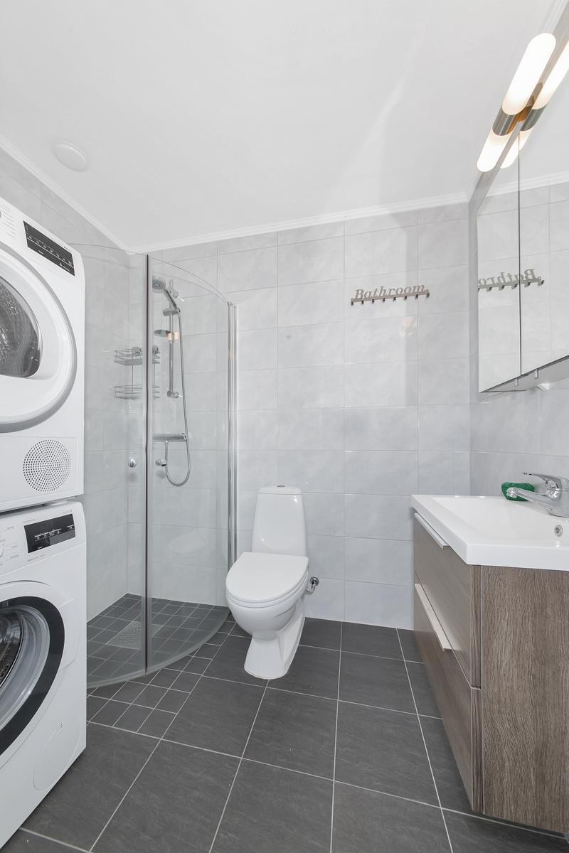 Bad med vaskemaskin og tørketrommel Galleribilde