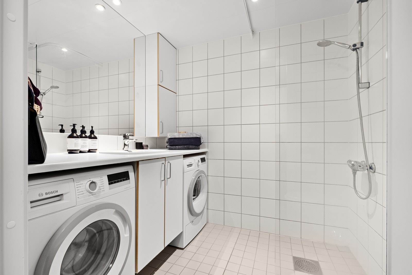 Delikat flislagt bad med varmekabler Galleribilde