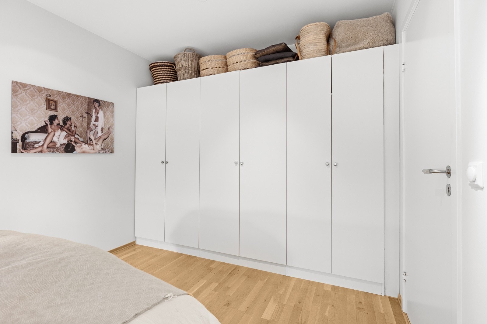 Integrert garderobe med god plass til oppbevaring Galleribilde