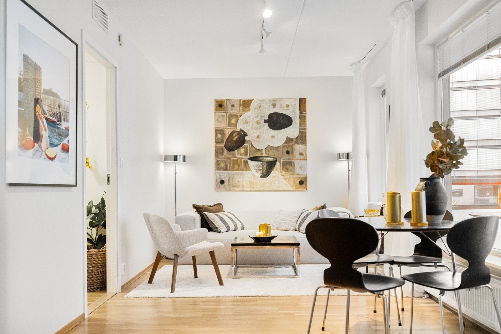 Stue med plass til sofa og spisebord Galleribilde