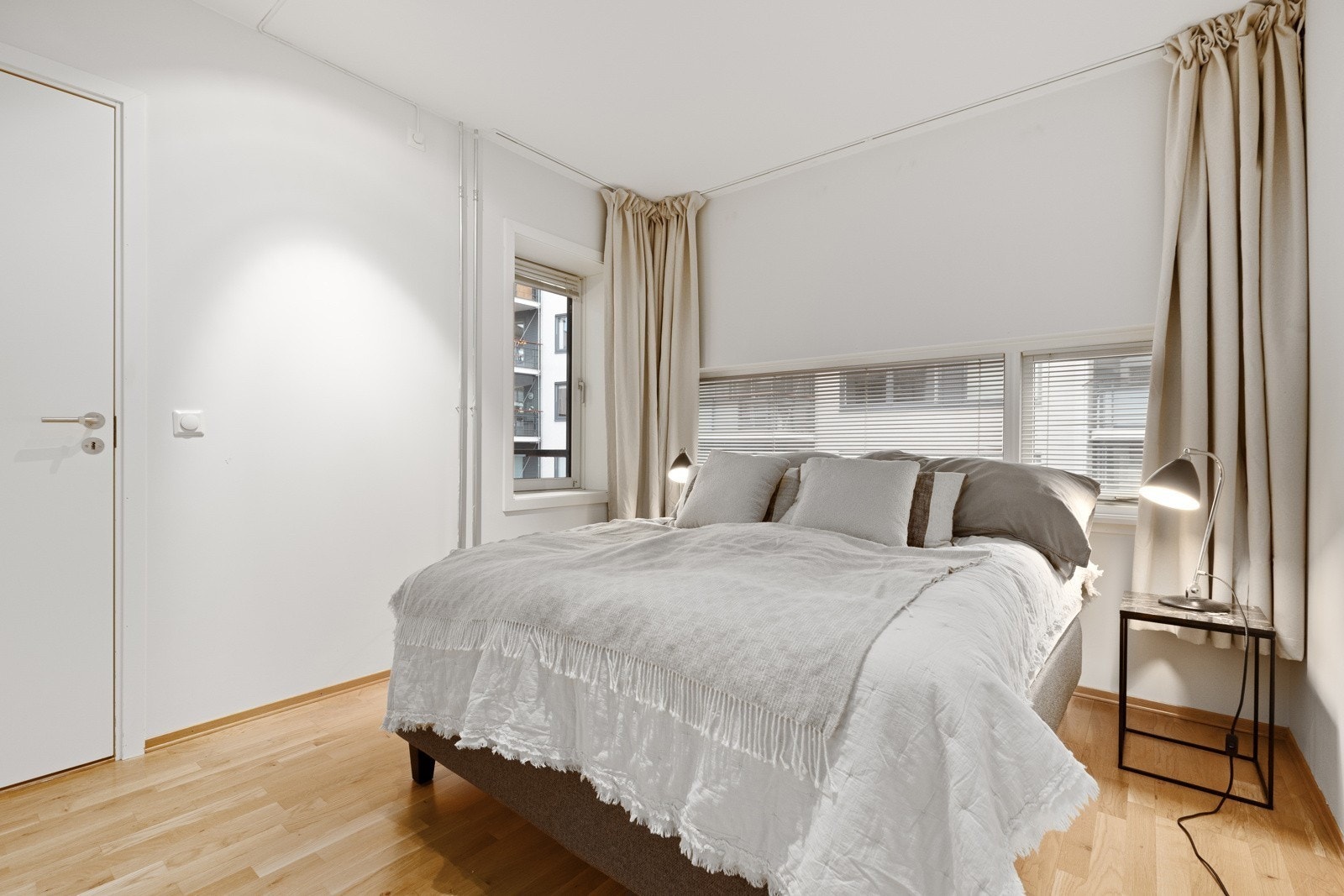 Romslig soverom med plass til dobbeltseng Galleribilde