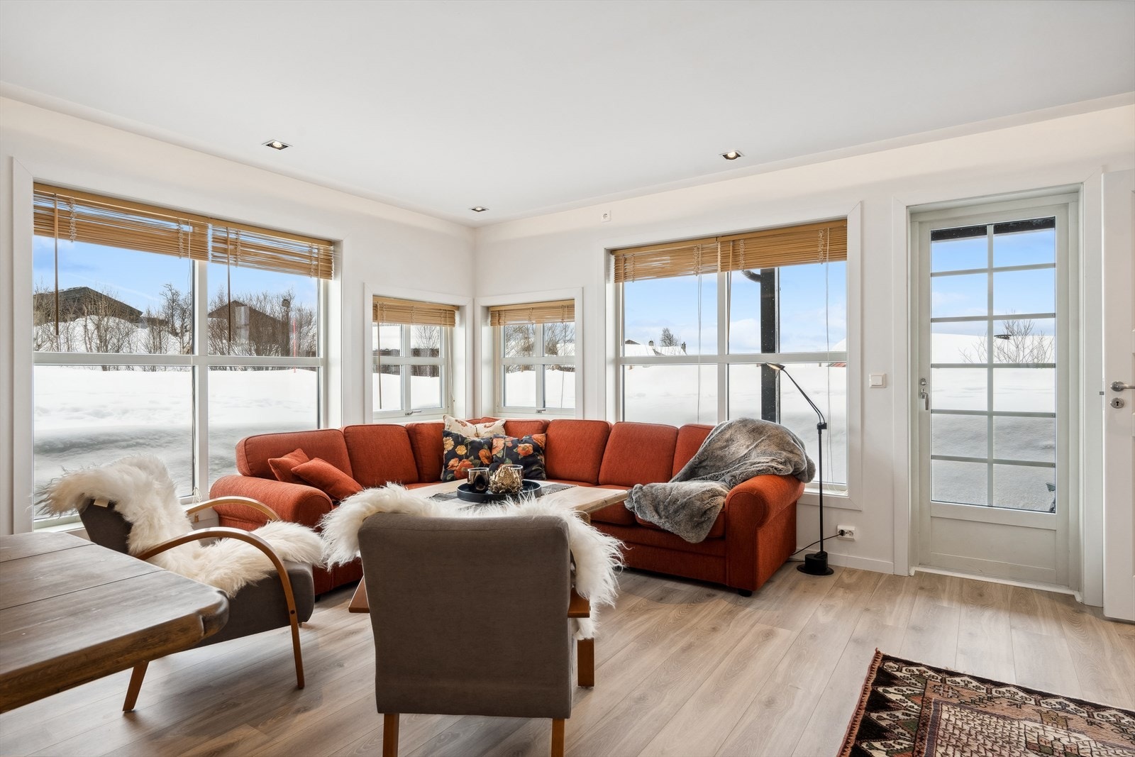 Stuen er svært lys og ligger usjenert til. Mye vinduer gir god atmosfære. Galleribilde