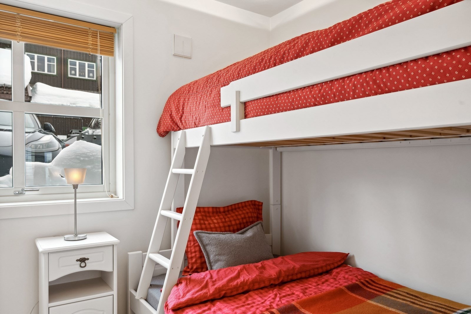 Soverom 1 (7,4 m2) har køyeseng hvor det fint kan sove 3 personer. Galleribilde