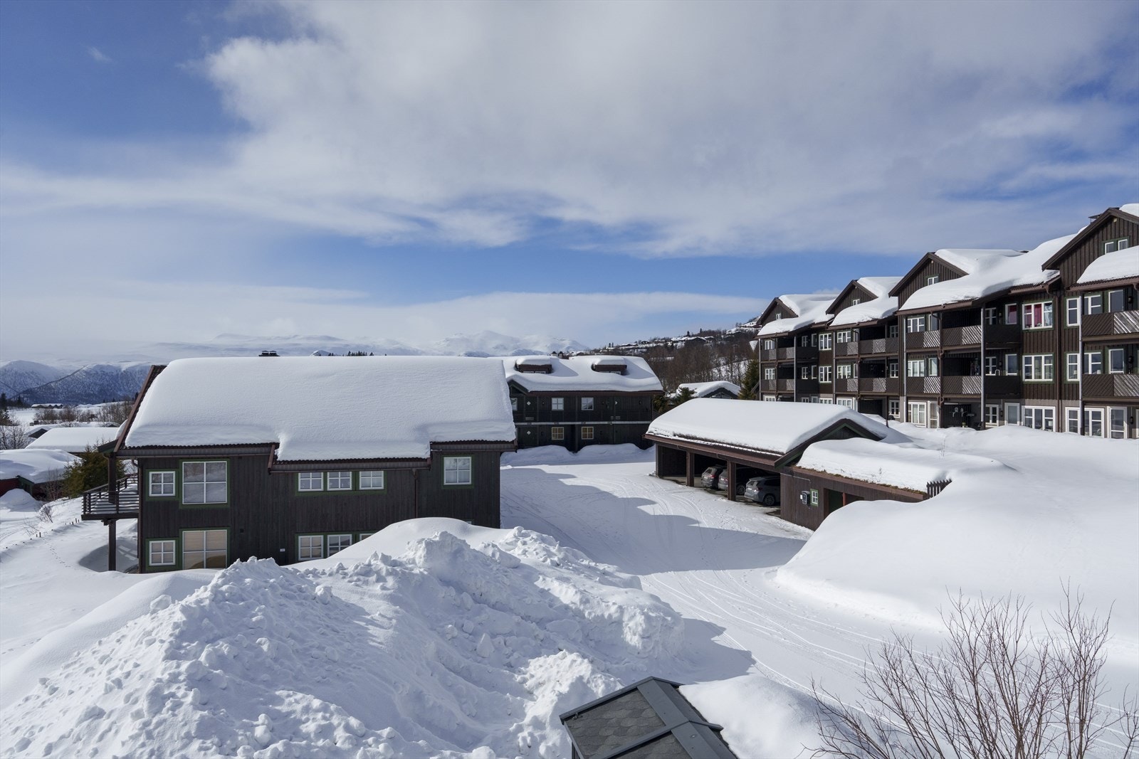 Beitobrinken 3a - carportanlegget ses til høyre i bildet. Galleribilde