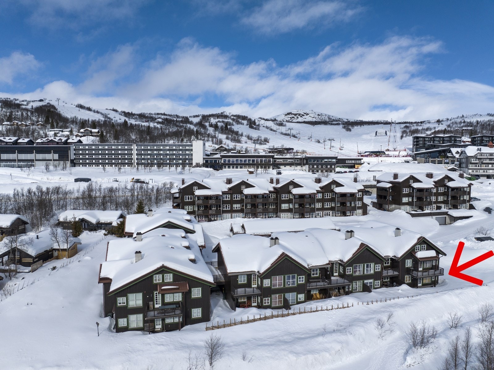 Leiligheten ligger svært sentrumsnært. Man går til sentrum på noen få minutter. Galleribilde