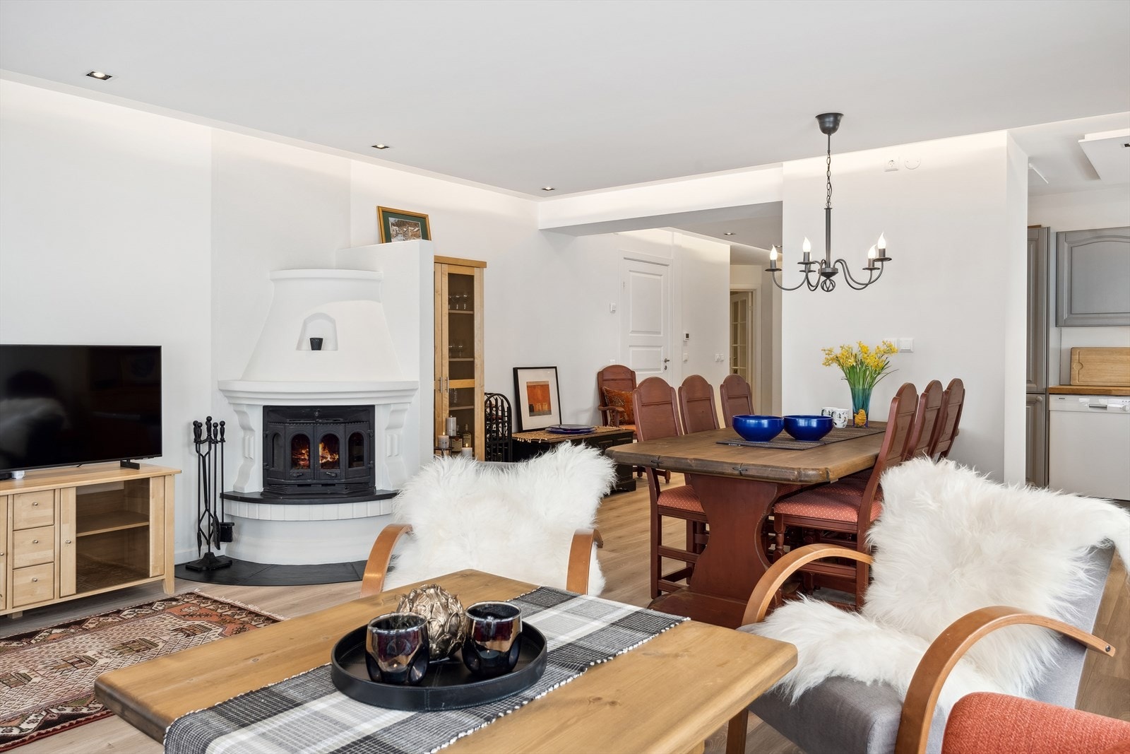 Stuen mot spisestue, kjøkken og entrè. På kalde vinterdager er det fint hyggelig å kose seg foran peisen. Galleribilde