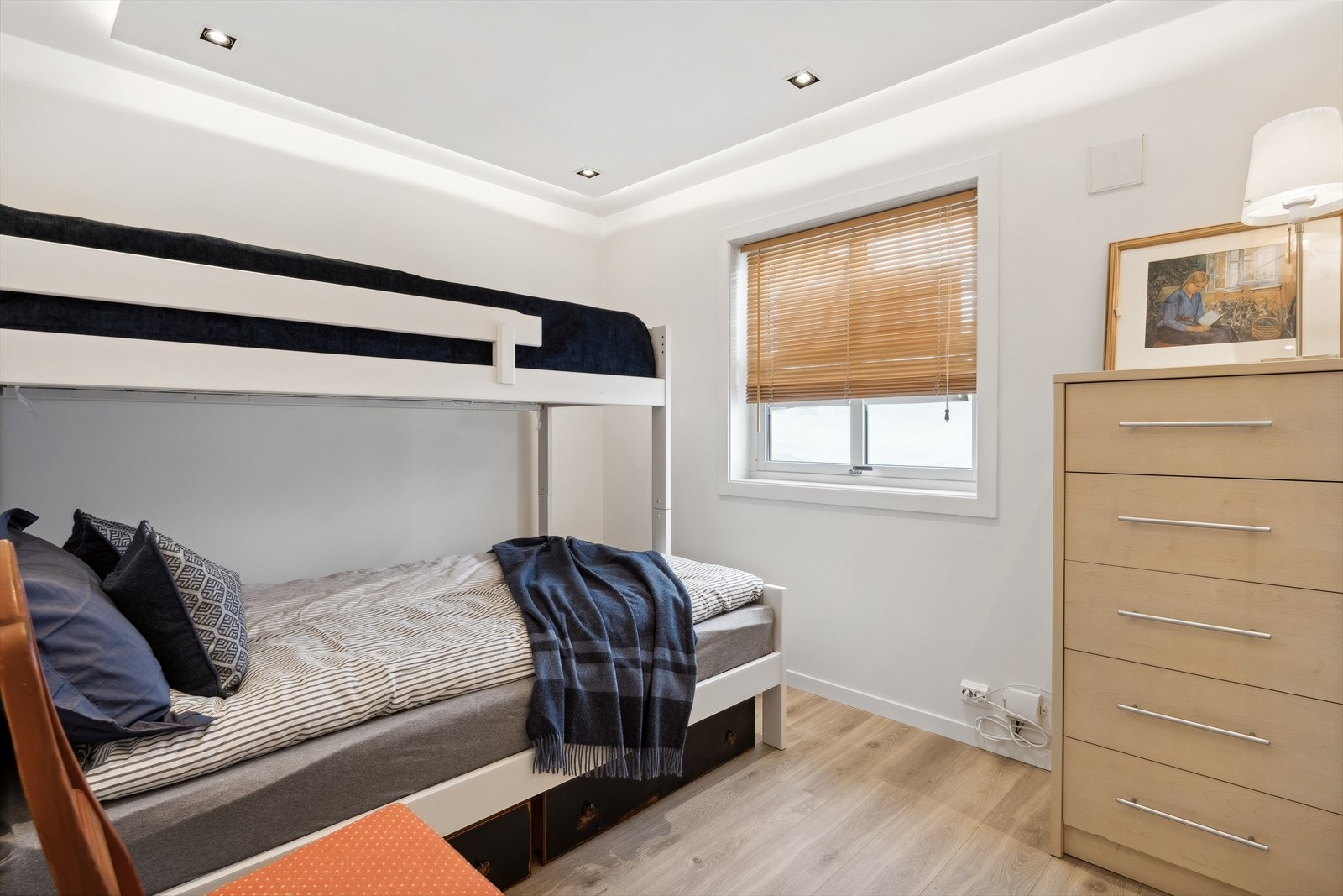 Soverom 2 (8,45m2) har også køyeseng som fint rommer 3 personer. Her kan man fint sette inn en dobbelseng om man ønsker det. Galleribilde