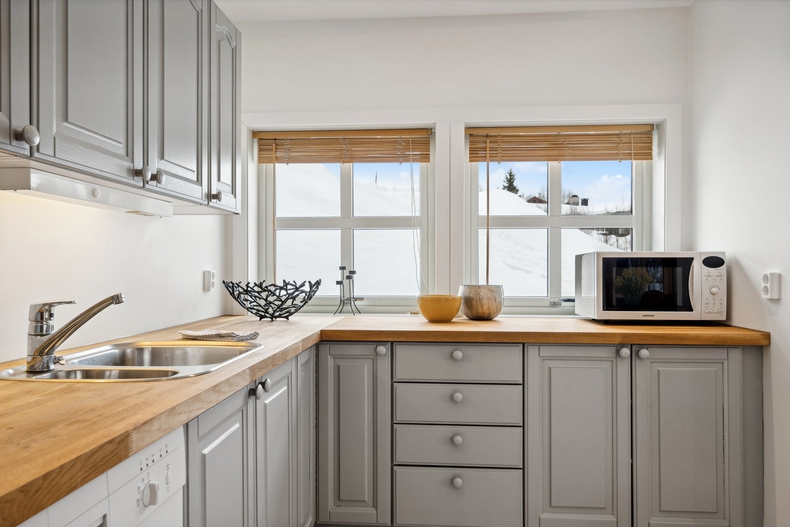 Morgensola kommer inn via kjøkkenvinduene. Galleribilde