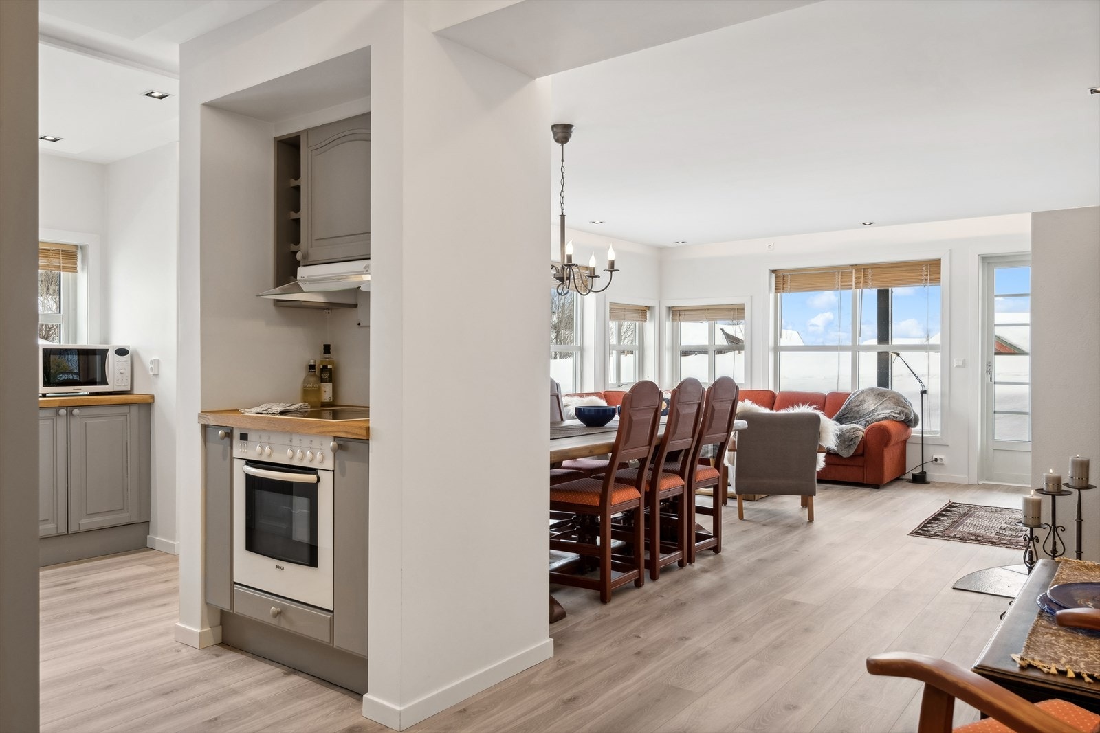 Kjøkkenet er i delvis åpen løsning mot spisestue/stue. Galleribilde