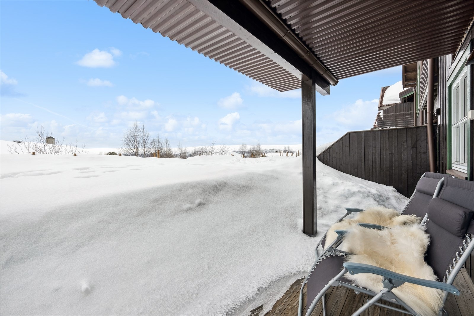 Markterrassen foran stuen er overbygget - har man solen helt til den går ned om kvelden. Dette er virkelig et sted man kose seg etter en lang dag ute. Galleribilde