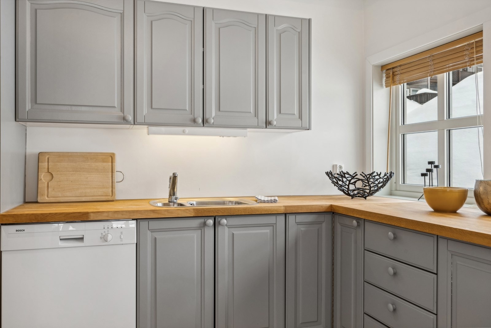 Her er mer enn nok skap og benkeplass på kjøkkenet. Galleribilde