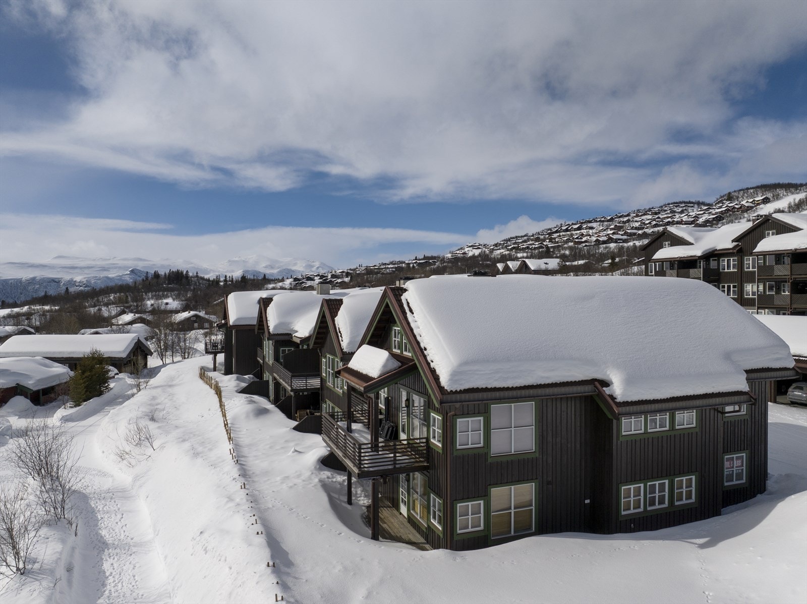 Beitobrinken 3a ligger ved enden av bygget i 1. etasje og har optimal plassering - stor terrasse på 2 sider av leiligheten - sol fra morgen til kveld! Galleribilde