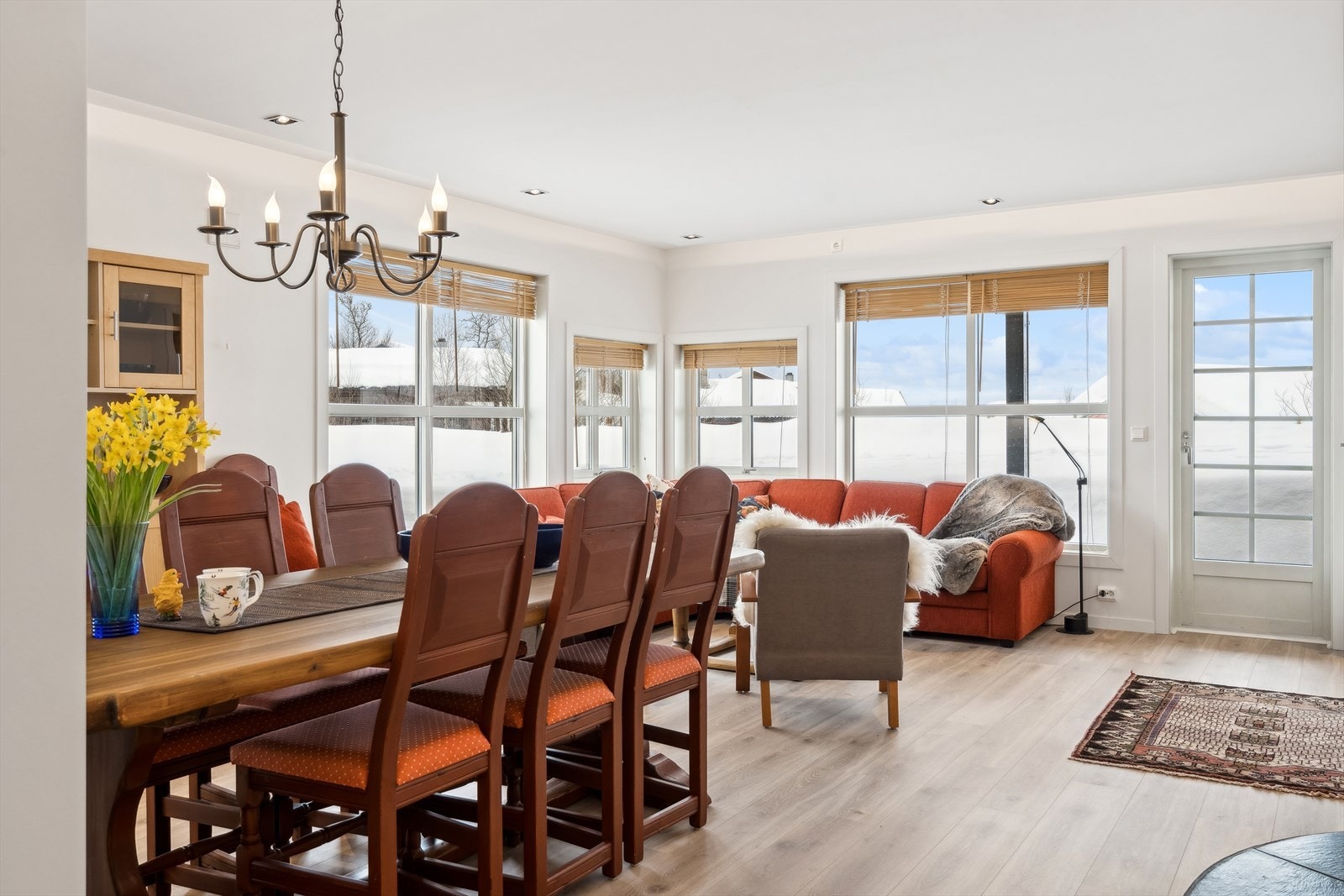 Spisestue og stue i åpen løsning. Galleribilde