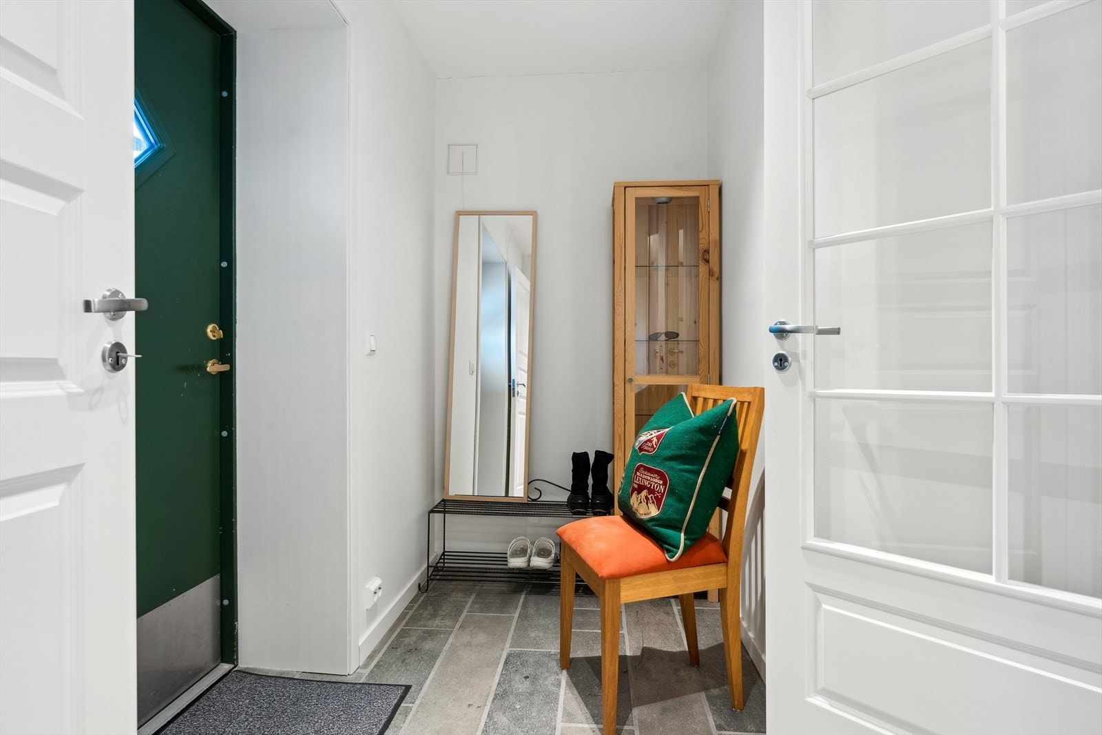 Man ønskes velkommen inn i leiligheten via en hyggelig entrè/vf - her er det plass til å sette inn et garderobeskap. Galleribilde