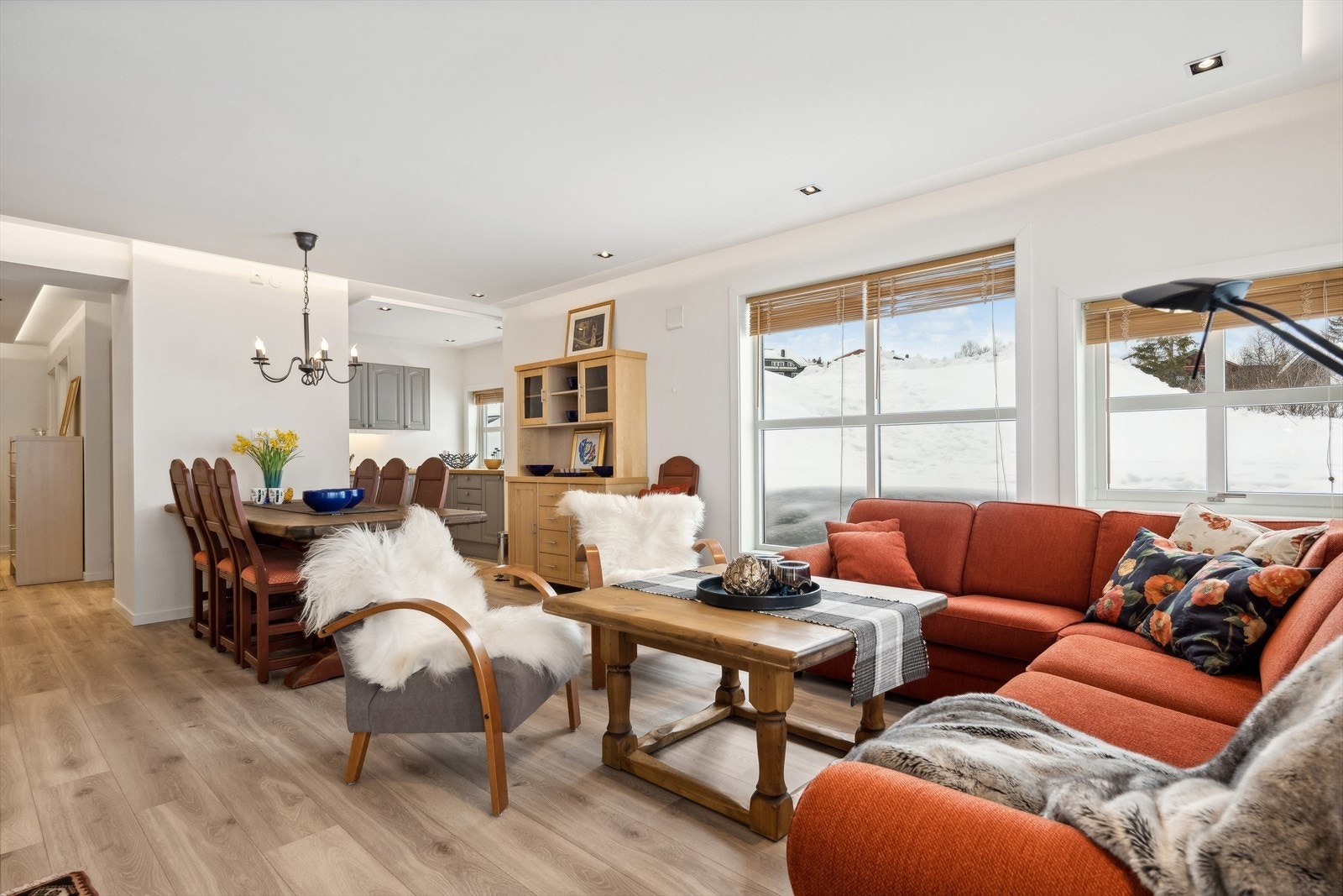 Stue - spisestue og kjøkken er praktisk plassert i forhold til hverandre. Galleribilde