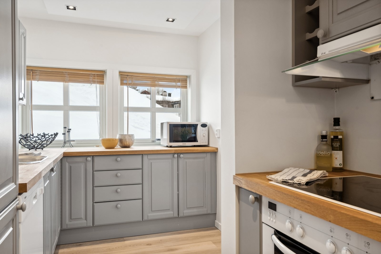 Kjøkkenet er normalt godt utrustet med innredning. Her er integrert kjøle-fryseskap, stekeovn og koketopp. Oppvaskmaskinen medfølger også. Galleribilde