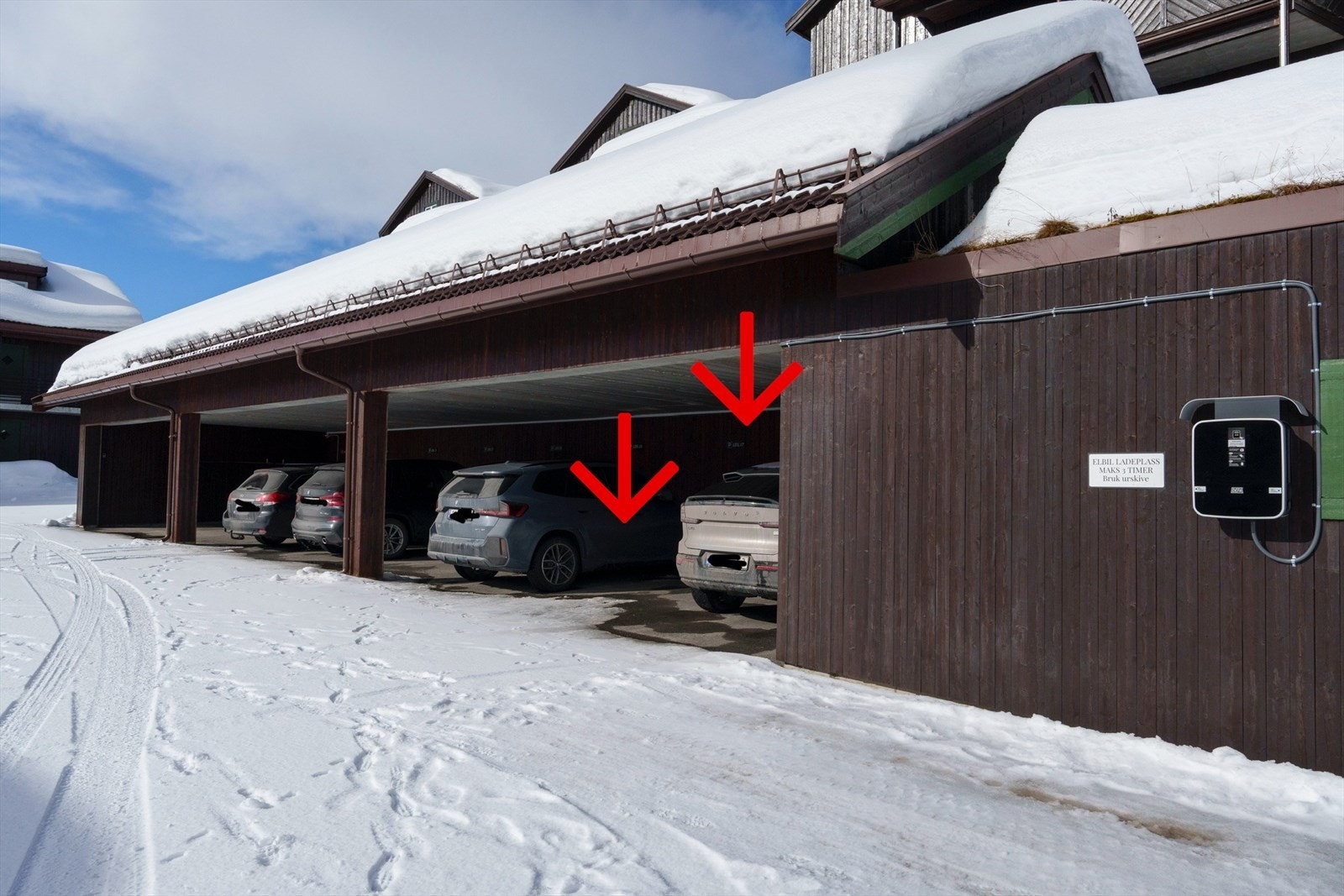 Det er 9 carporter - det er de to første etter ladestasjonen - 1 følger med i handelen - den andre kan kjøpes om man ønsker det. Opplegget for el-bil lader ses til høyre i bildet. Galleribilde