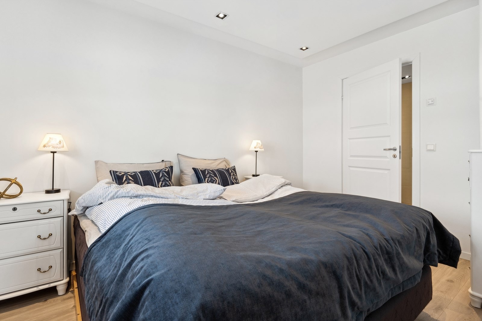 Hovedsoverommet (ligger rett innenfor stuen) har tilhørende dusjbad. Galleribilde