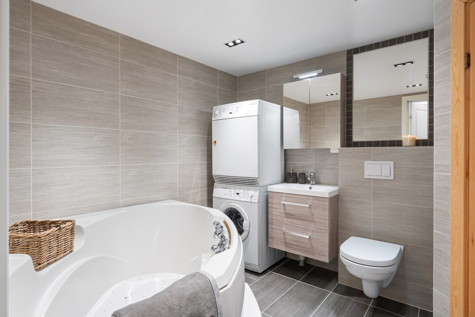 Hovedbadet har også boblebadekar og opplegg for vaskemaskin/tørketrommel. Galleribilde