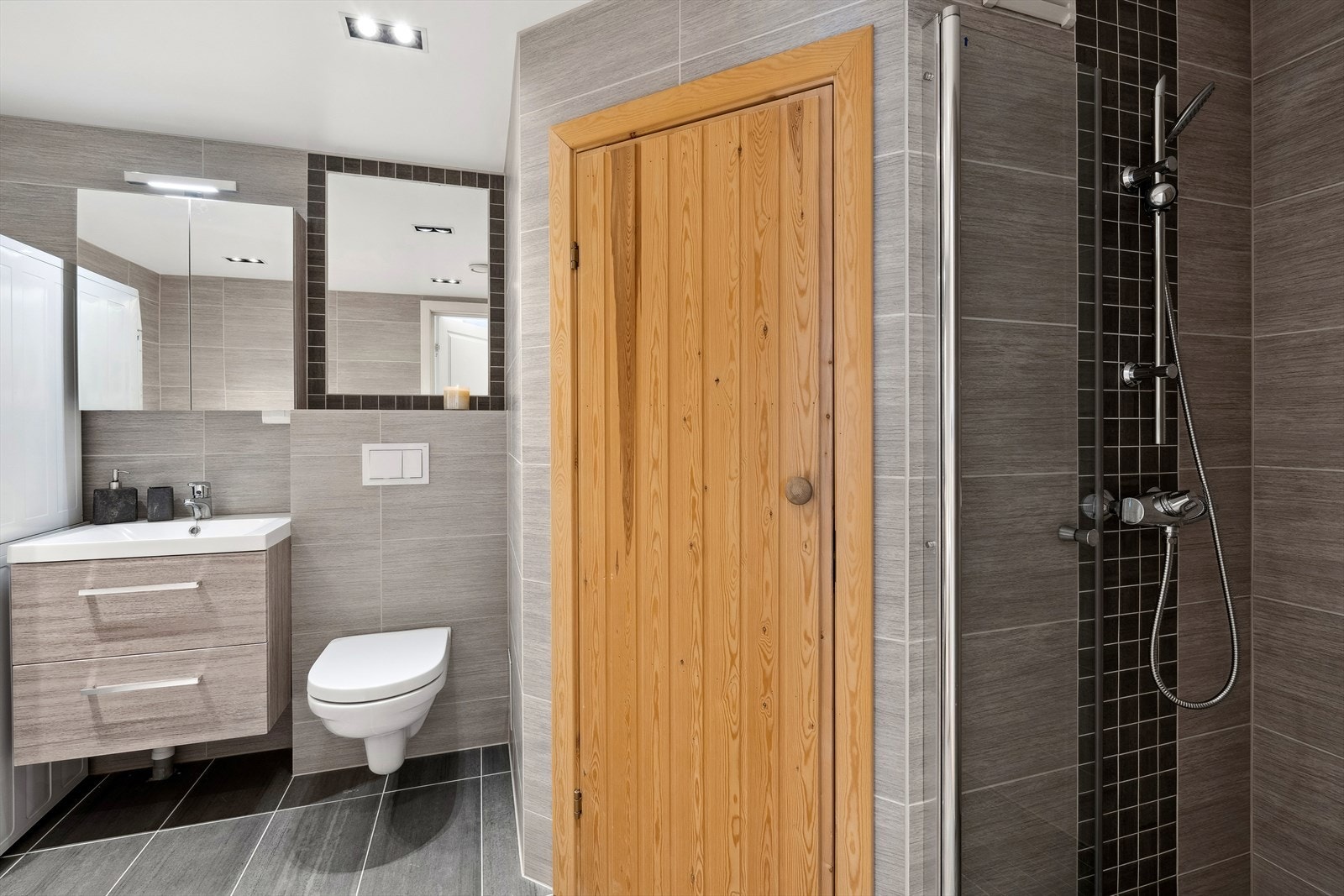 Hovedbadet er meget pent. Her er innredning med servantskap og overskap med speildører. Dusj med skyvedører og adkomst til badstuen. Her er også boblebadekar. Opplegg for vaskemaskin / tørketrommel. Vegghengt WC. Varmekabler i gulvet. Galleribilde