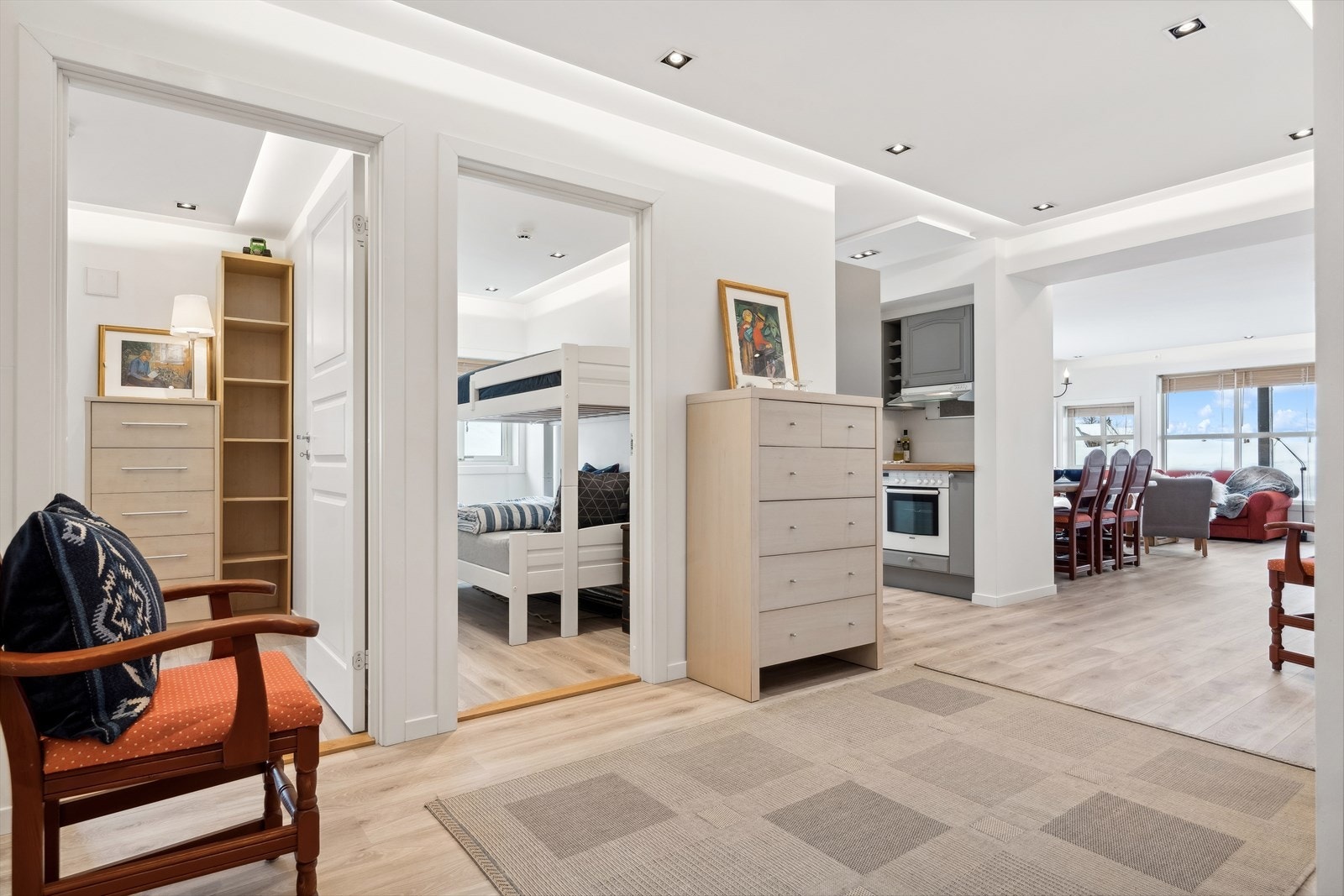 Hallen er meget romslig og blir en sentral del av leiligheten - adkomst herfra til 3 av soverommene + hovedbad / badstue. Galleribilde