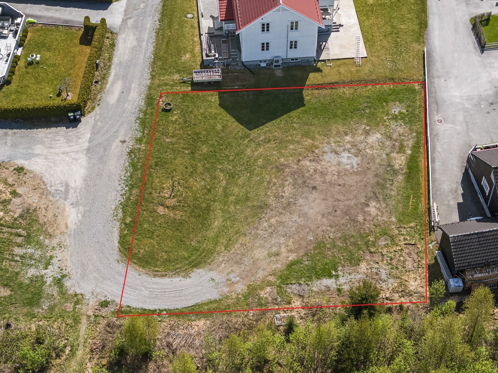 Tomtegrensene er ment som illustrasjon. Det kan være avvik på faktiske grenser og illustrasjonsbildet. Galleribilde