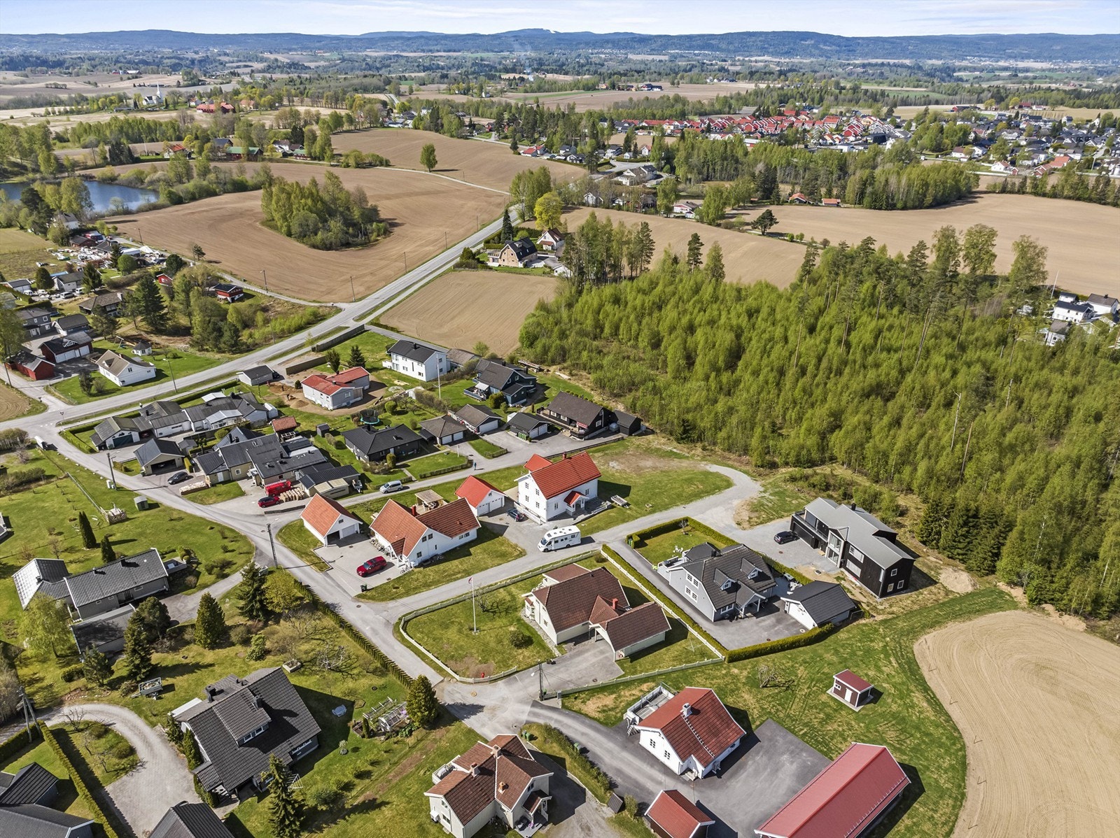 Nærmeste dagligvarebutikk er Kiwi, kun en drøy km fra eiendommen Galleribilde