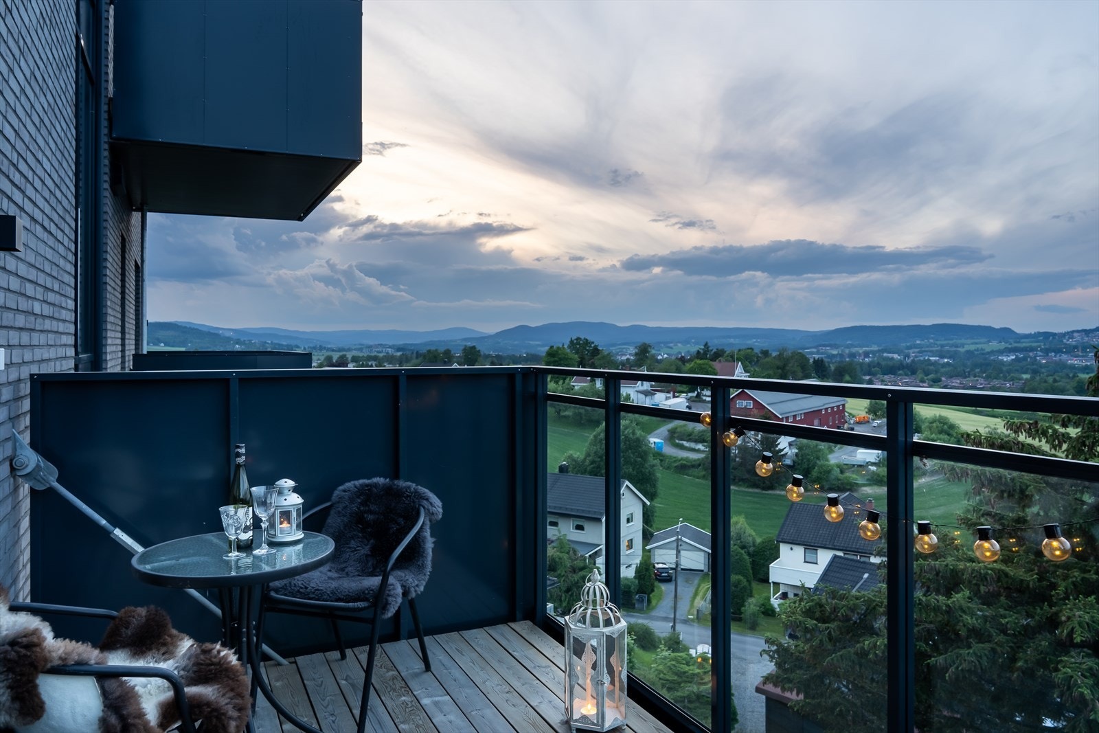 Kveldsstemning på balkongen. Galleribilde