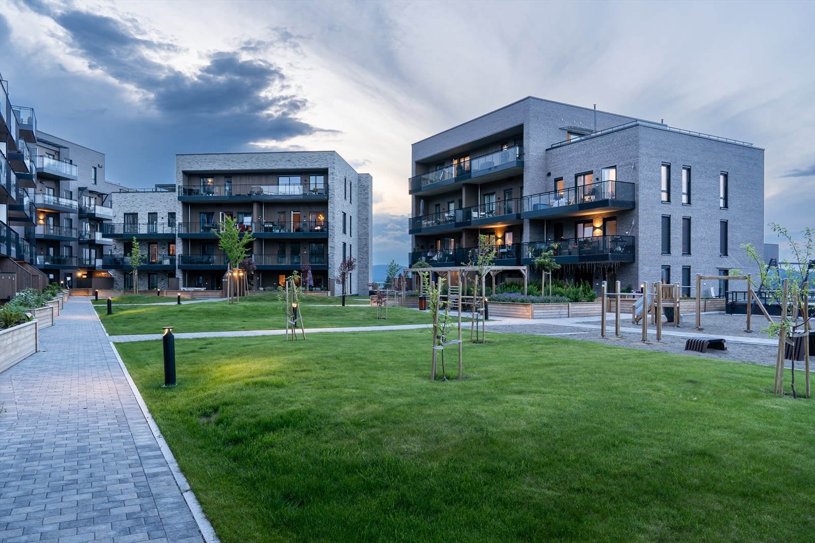 Leiligheten ligger i fjerde etasje og har to balkonger med fin, langstrakt utsikt. Galleribilde