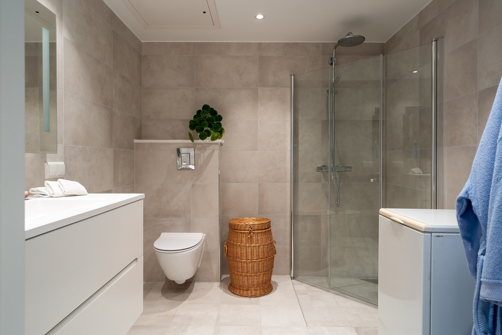 Hovedbadet har adkomst fra entreen og er i tillegg utstyrt med opplegg for vaskemaskin. Galleribilde