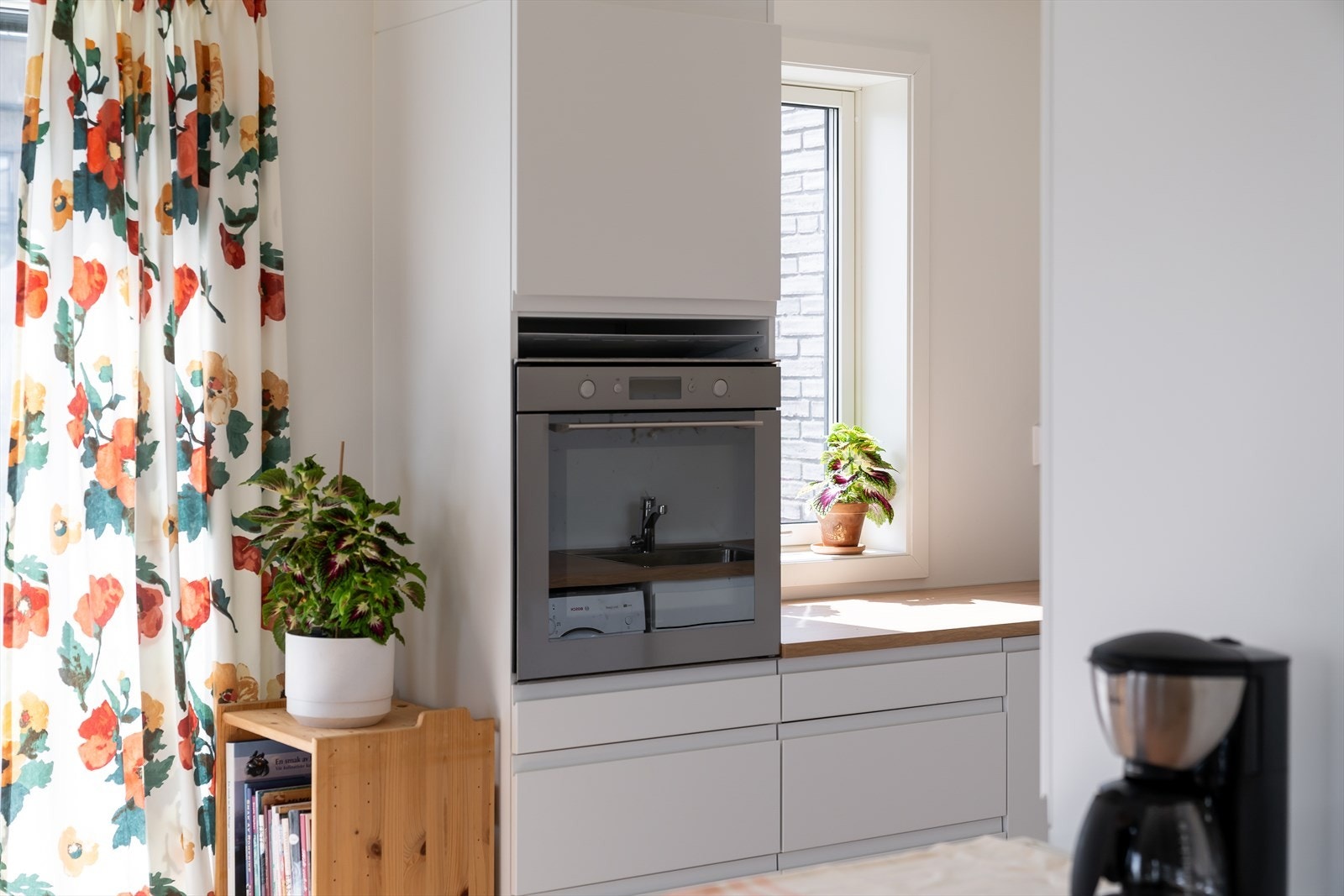 Stekeovn er integrert i høyskap og det er integrert kjøl/frys. Under benken er det opplegg for oppvaskmaskin. Galleribilde