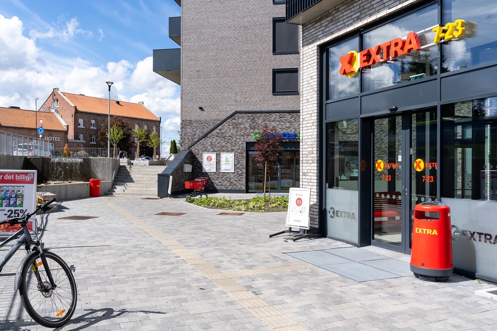 Dagligvarehandelen kan enkelt gjøres på Extra, som ligger i nabobygningen. Der ligger det også et apotek. Galleribilde