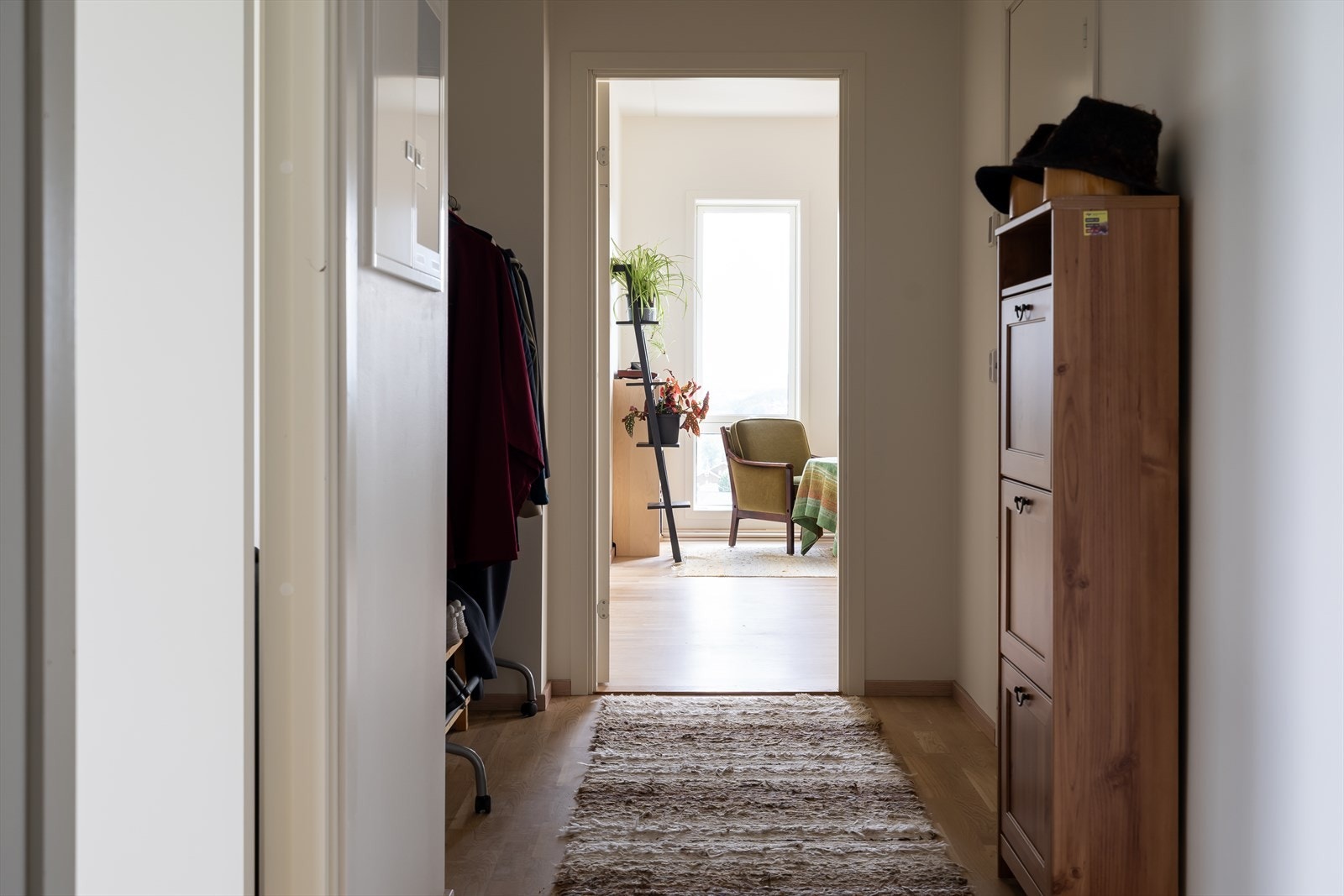 Entreen har garderobenisje og plass til skoskap eller annet ønskelig. Galleribilde