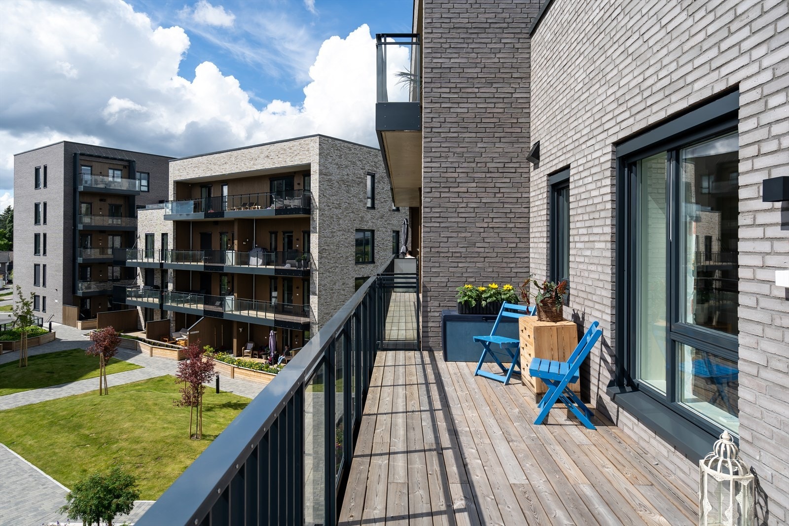 Det er gode muligheter for møblement på balkongen. Galleribilde