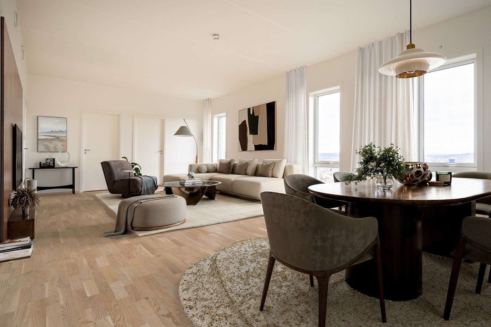 Stuen er innbydende og har store vinduer mot to himmelretninger, noe som gjør det ekstra lyst og luftig (bildet er digitalt møblert). Galleribilde