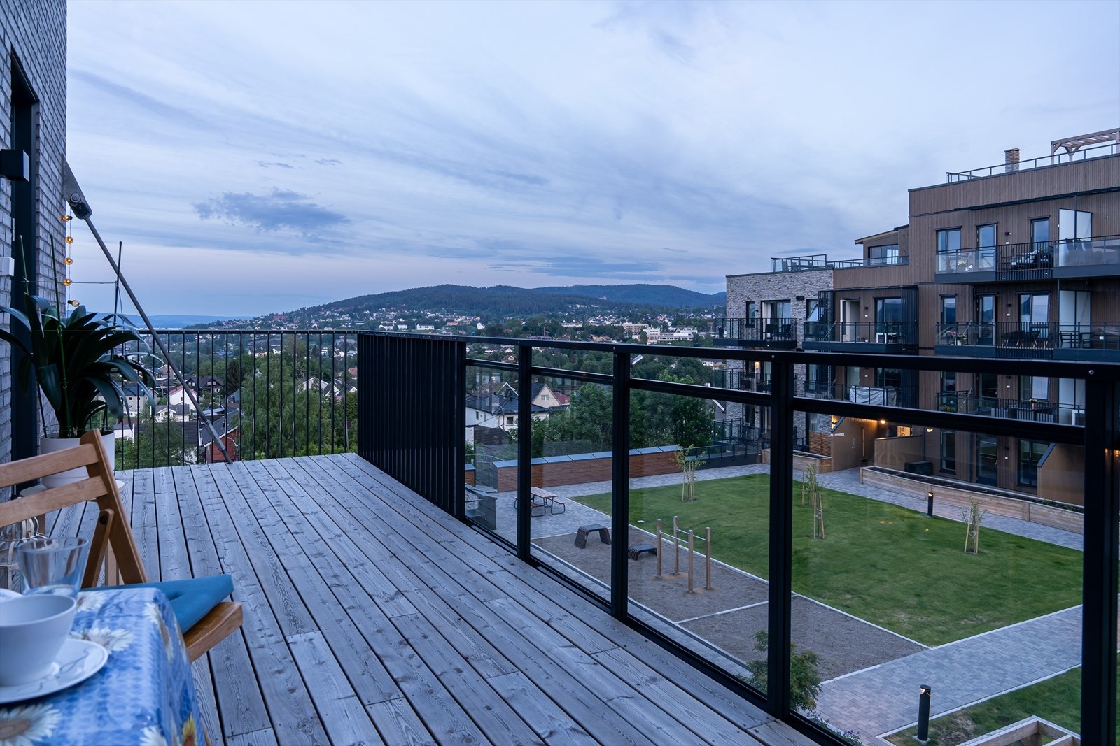 Den største balkongen vender mot sørvest og har utsyn mot felles uteareal. Galleribilde