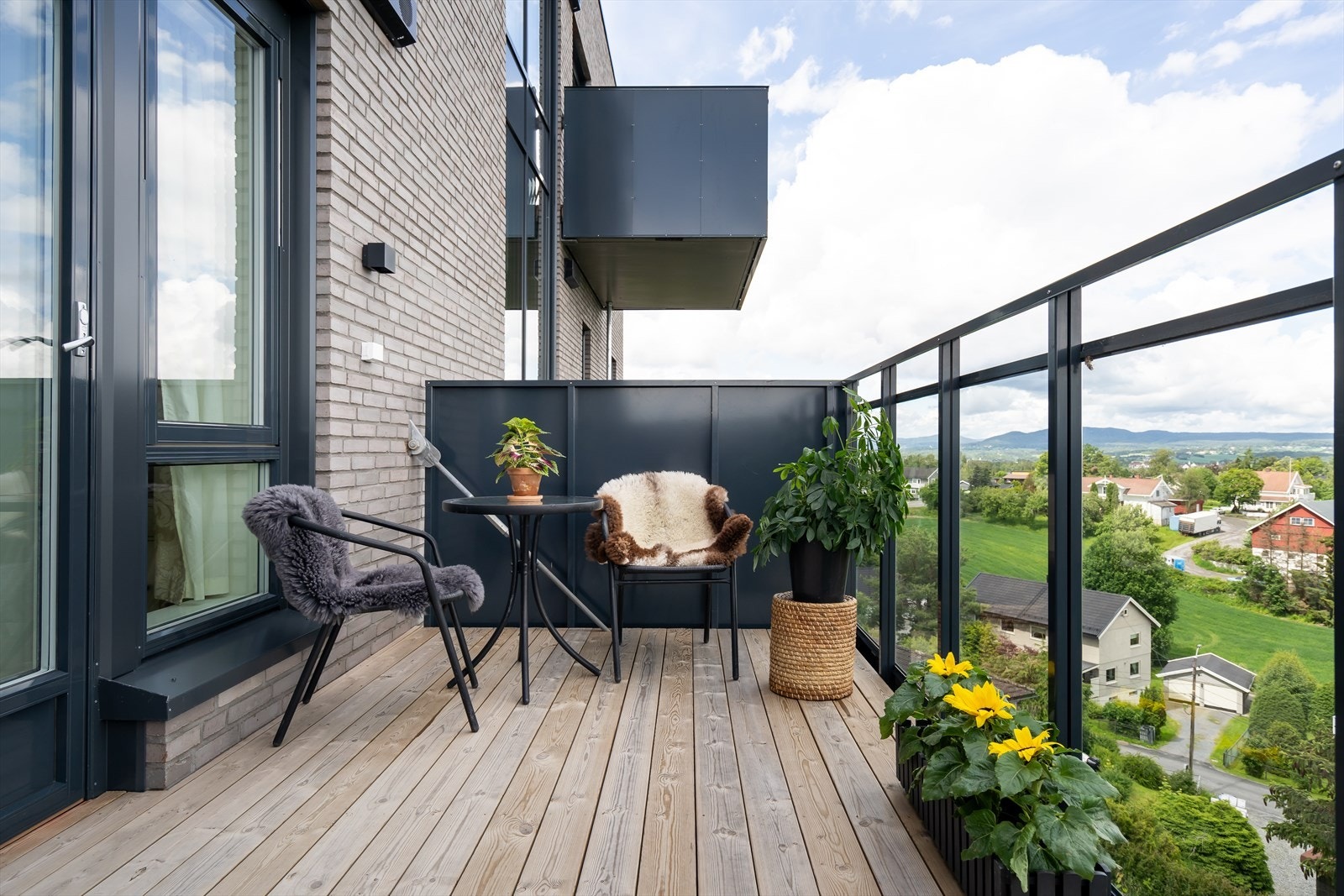 Balkongen fra soverommet har et areal på rundt 9 kvm og byr på langstrakt utsikt mot elva. Galleribilde