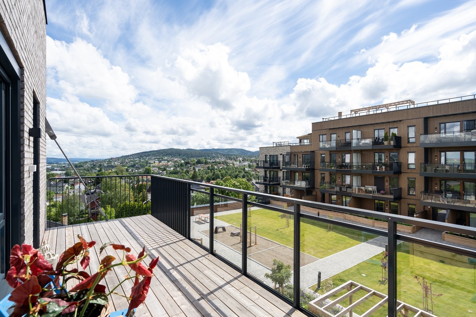 Velkommen til Skjettenveien 42 D - en tiltalende 4-roms selveierleilighet med moderne standard fra 2023. Galleribilde