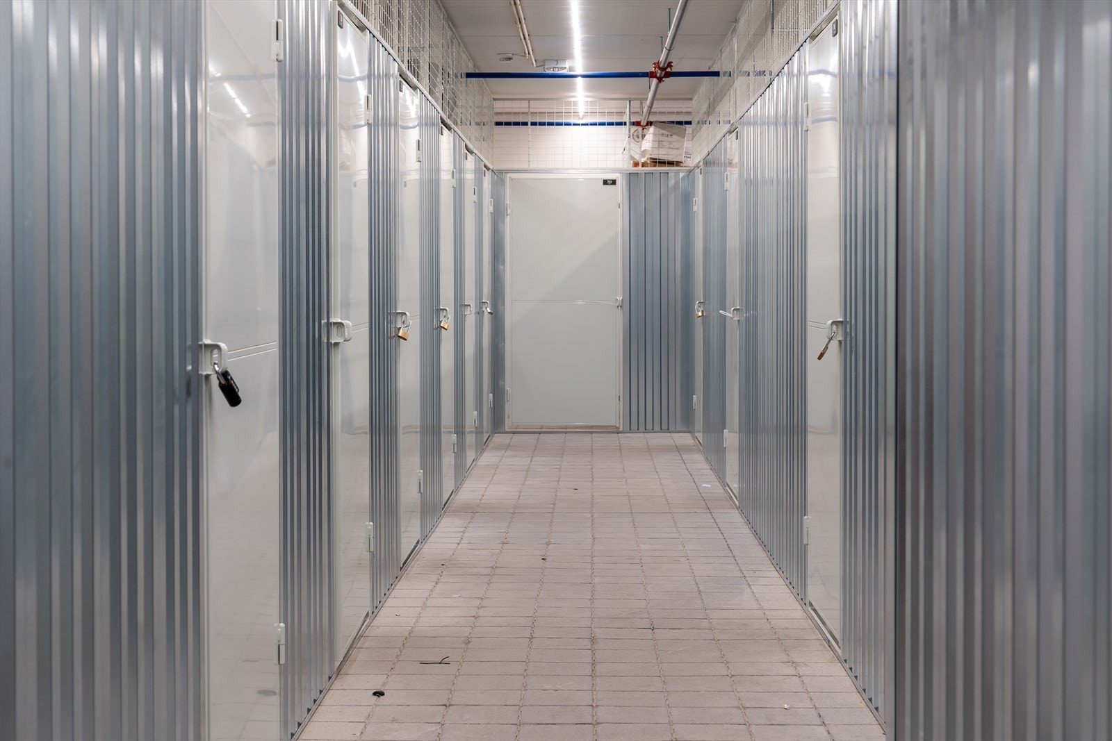 Det er lagringsplass i en bod på ca. 3 kvm med adkomst fra stuen og i en disponibel kjellerbod på rundt 5 kvm. Galleribilde