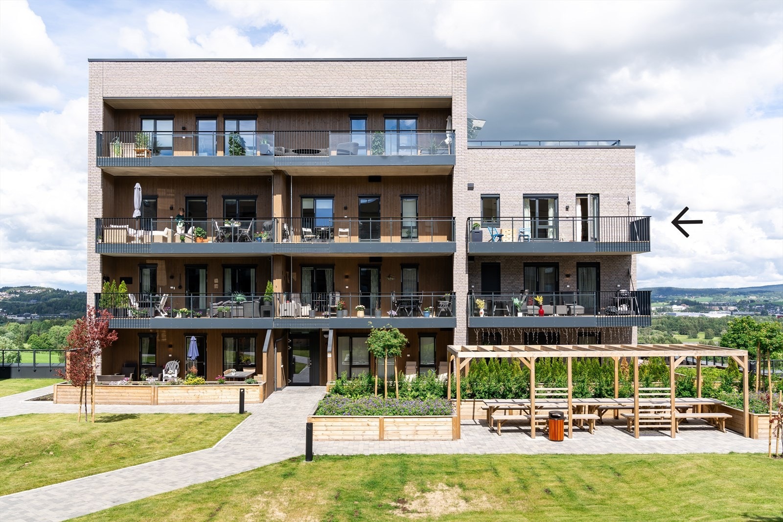 Leiligheten har attraktiv beliggenhet med matbutikk i nabobygningen og få minutter til skoler, flotte rekreasjonsområder og Strømmen Storsenter, bare for å nevne noe. Galleribilde